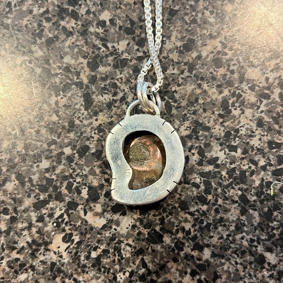 Shell necklace - Picture 3 of 5